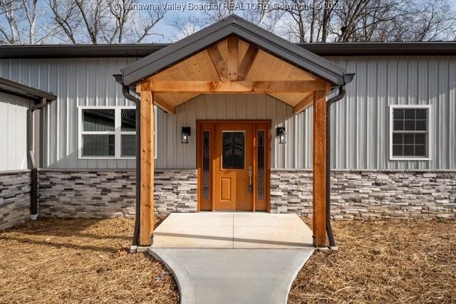 Property Photo:  208 Hemlock Street  WV 25070 