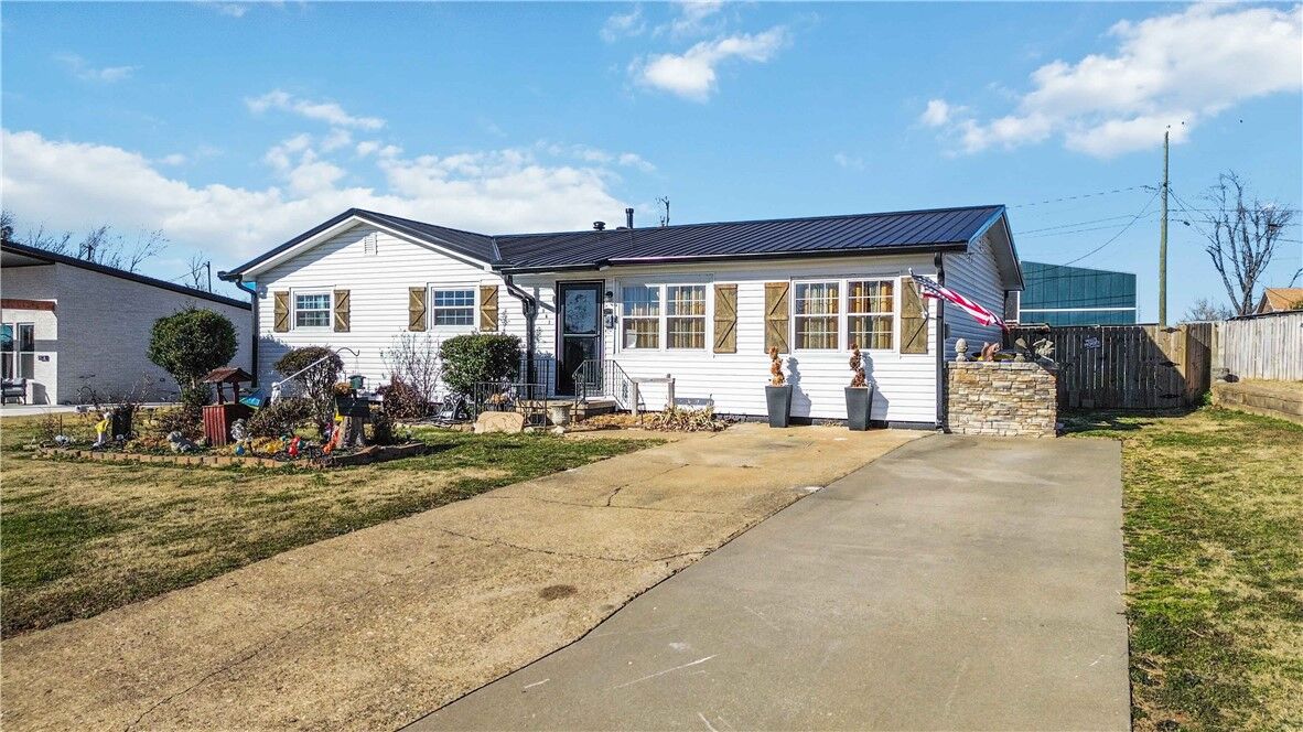 Property Photo:  1507 Sycamore Street  AR 72758 