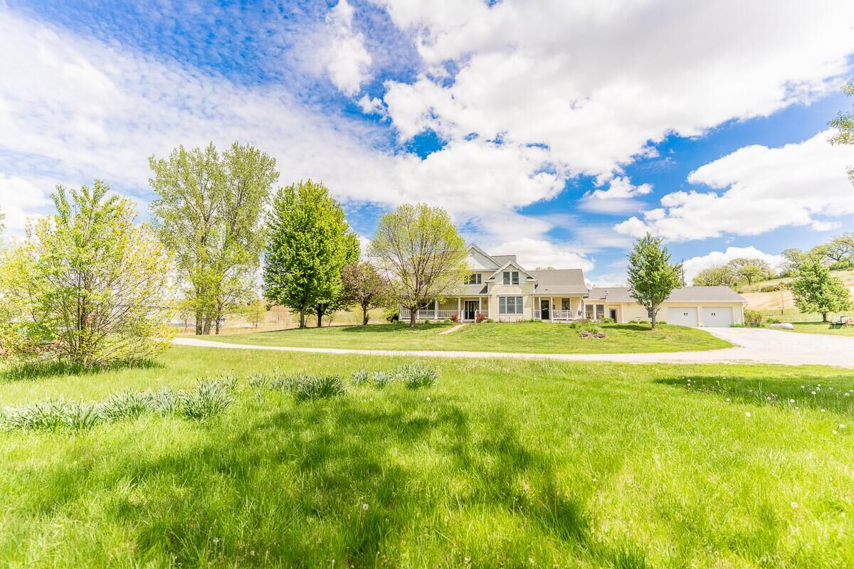 Property Photo:  2048 Horse Creek Road  IA 51652 