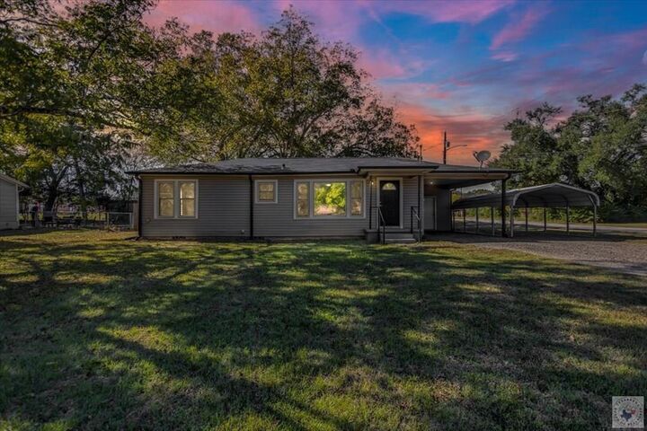 Property Photo: 199 North Oak St TX