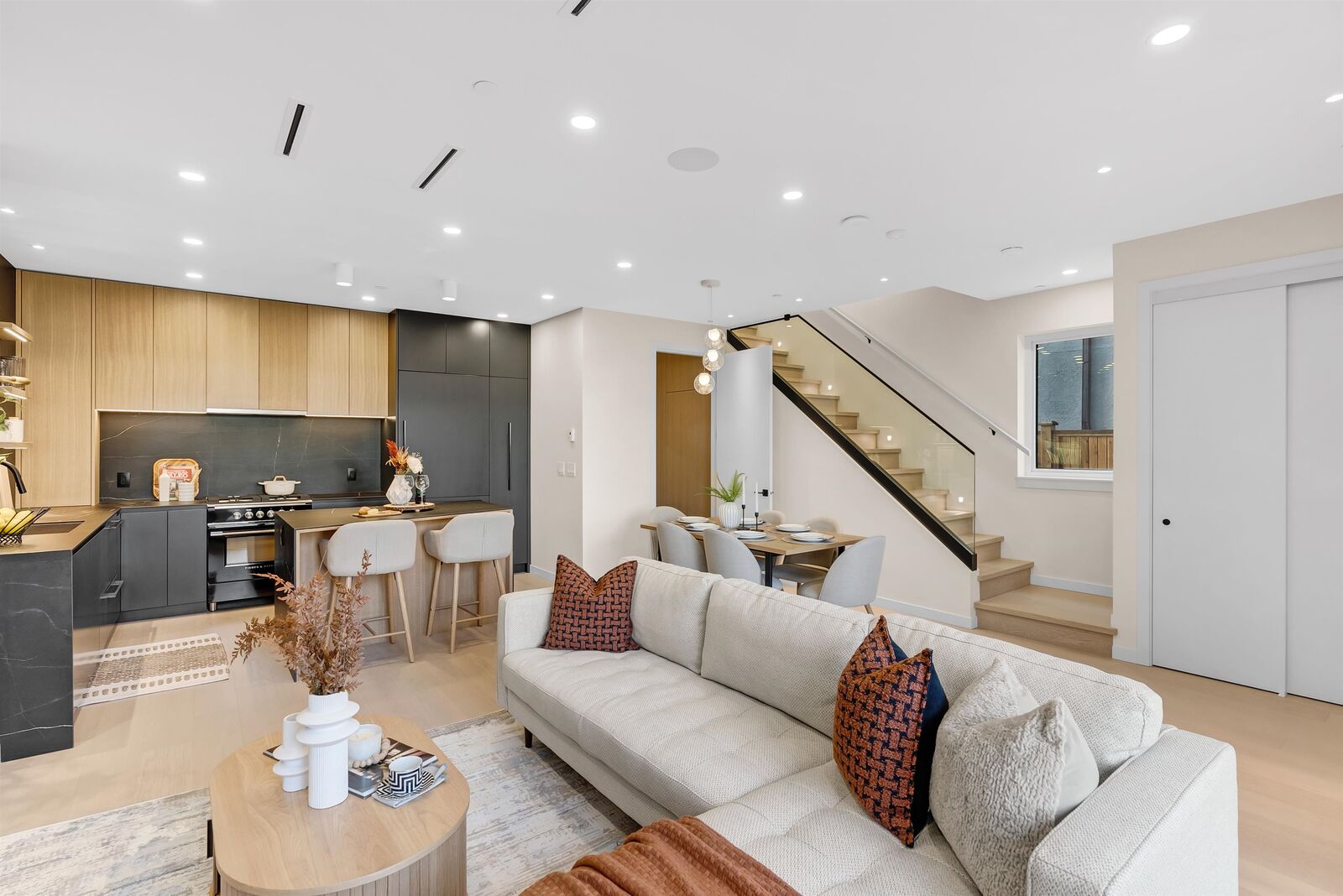 Property Photo:  2764 W 14th Avenue 2  BC V6K 2X2 