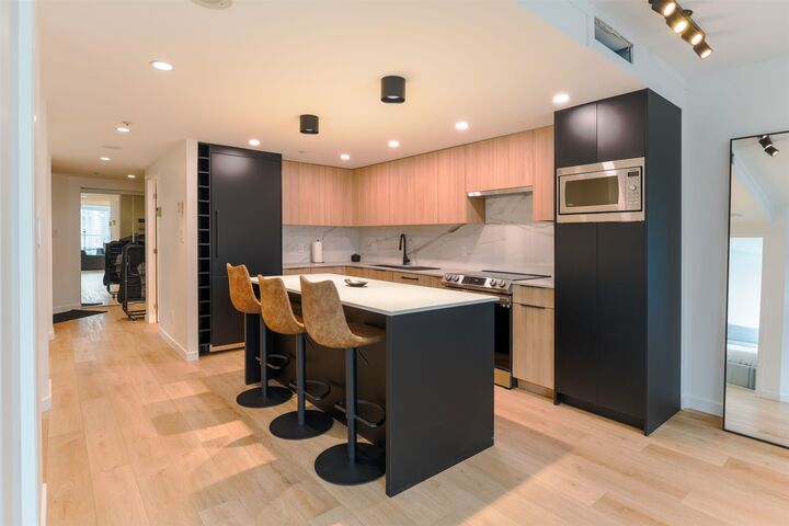 Property Photo:  1050 Burrard Street  BC V6Z 2S3 