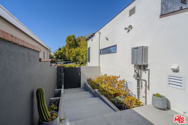 Property Photo: 1974 Comstock Ave CA 90025