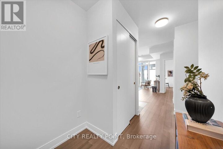 Property Photo:  664 Spadina Avenue 711  ON M5S 2H7 