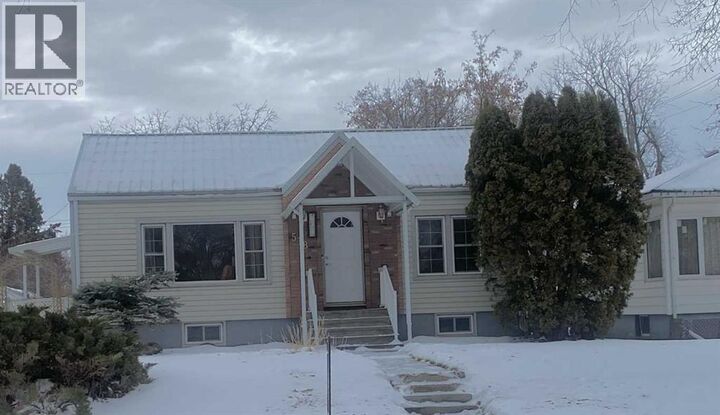 Property Photo:  518 4 Avenue West  AB T1R 0B3 