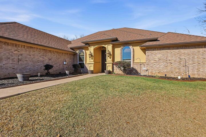 Property Photo:  907 Woodridge Cir  TX 75601 