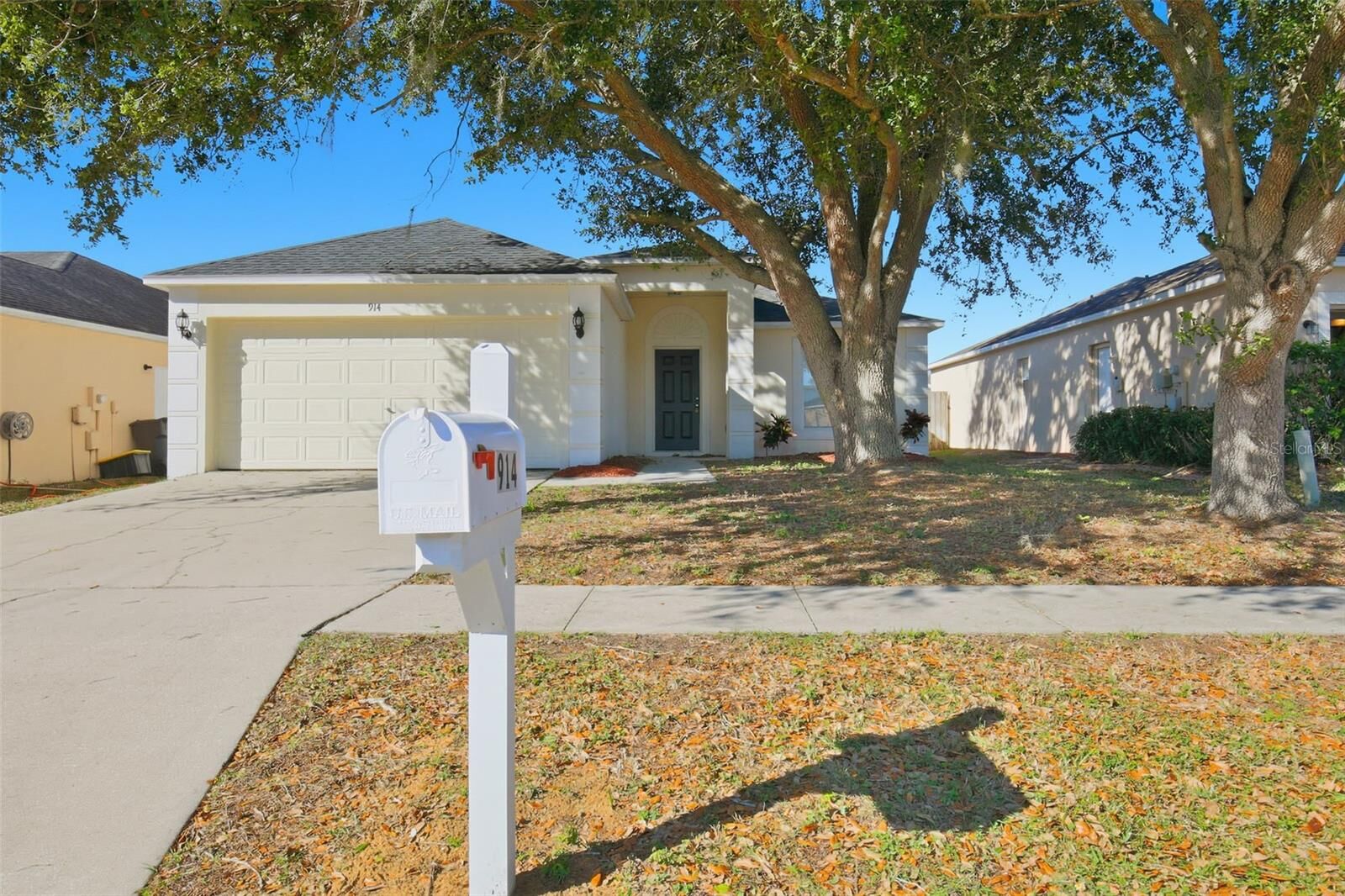 Property Photo:  914 Stallion Way  FL 33594 
