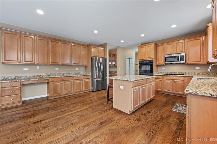 Property Photo:  706 Versailles Parkway  IL 60543 