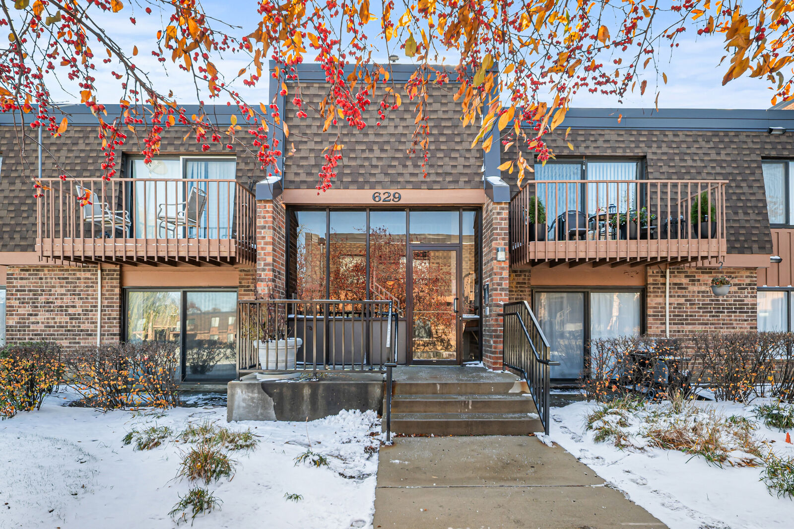 Property Photo:  629 Derry Court 1A  IL 60193 