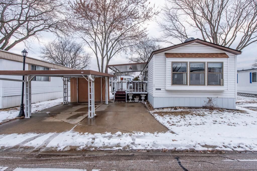 Property Photo: 3268 Meadow Drive IL 60085