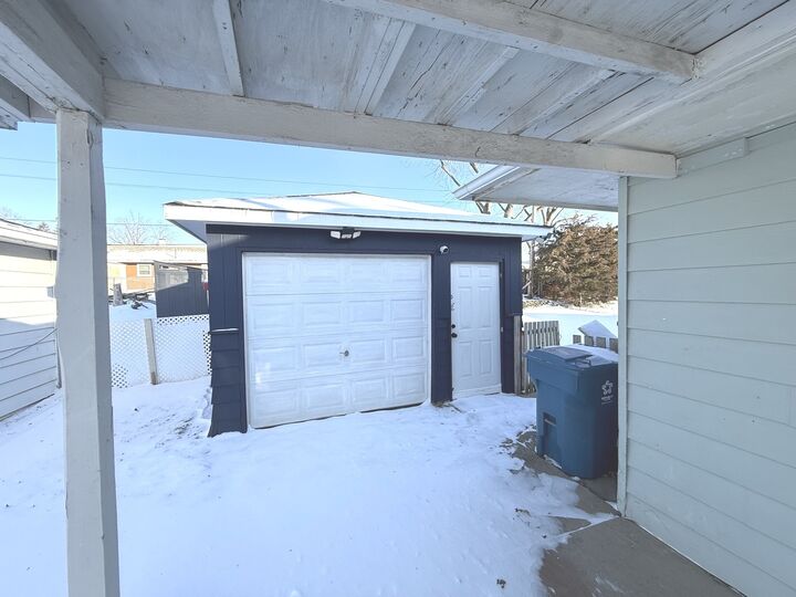 Property Photo:  2106 Tepee Avenue  IL 60110 