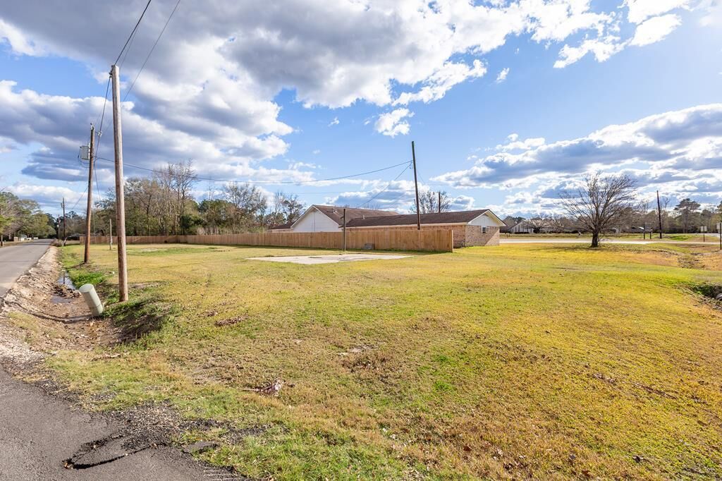 Property Photo:  300,302 Avenue F  TX 75949 