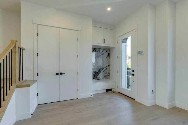 Photo de la propriété:  2015 23 Avenue NW  AB T2M 1W2 