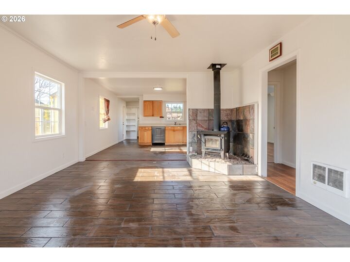 Property Photo: 1360 2nd Ave OR 97386