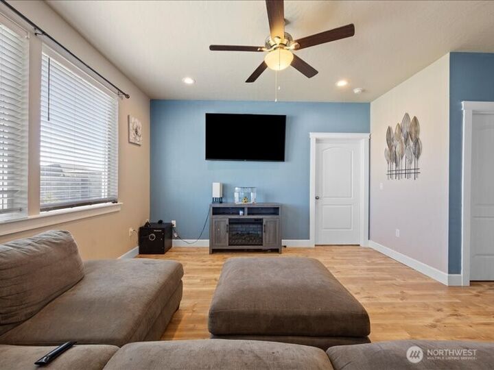 Property Photo:  1105 E Olympia Street E  WA 99344 