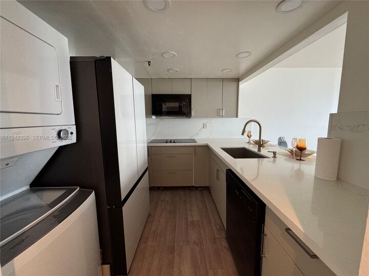 Property Photo:  540 Brickell Key Dr 728  FL 33131 