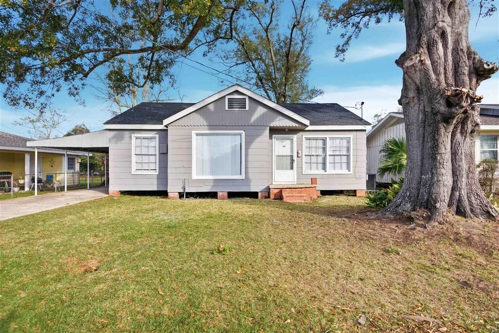 Property Photo:  521 E Oak Lane E  LA 70605 