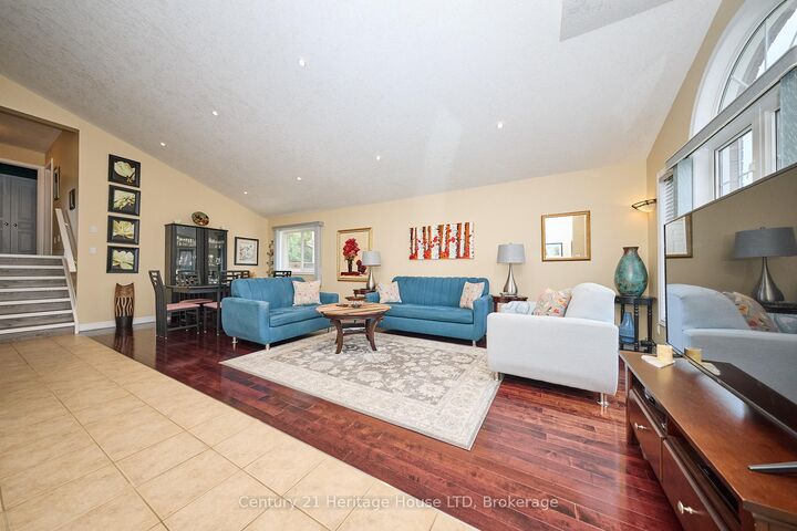 Property Photo:  222 Dorchester Drive  ON L3M 5K8 