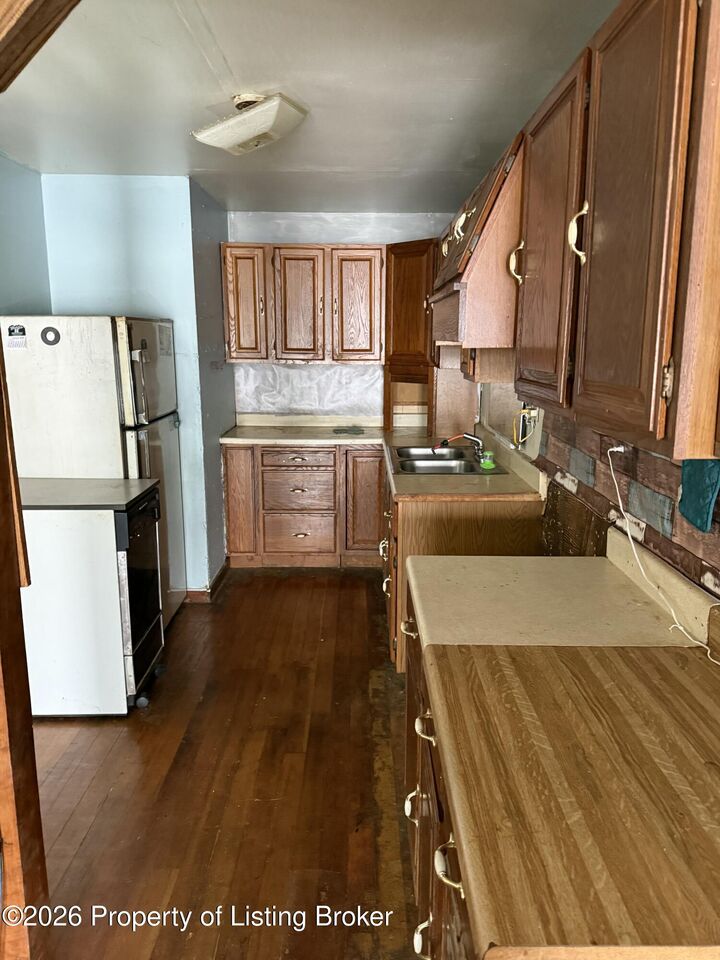 Property Photo:  904 Washington Avenue  ND 58638 