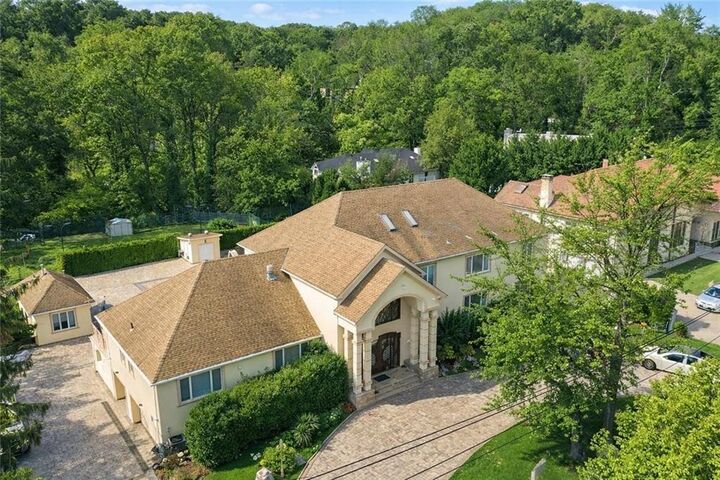 Property Photo:  724 Todt Hill Road  NY 10304 