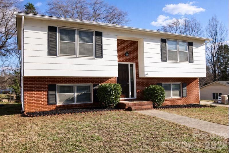 Property Photo:  1312 Oak Hill Drive  NC 28658 