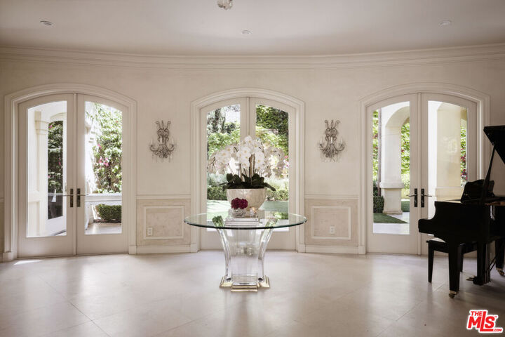 Property Photo:  1160 Chantilly Rd  CA 90077 