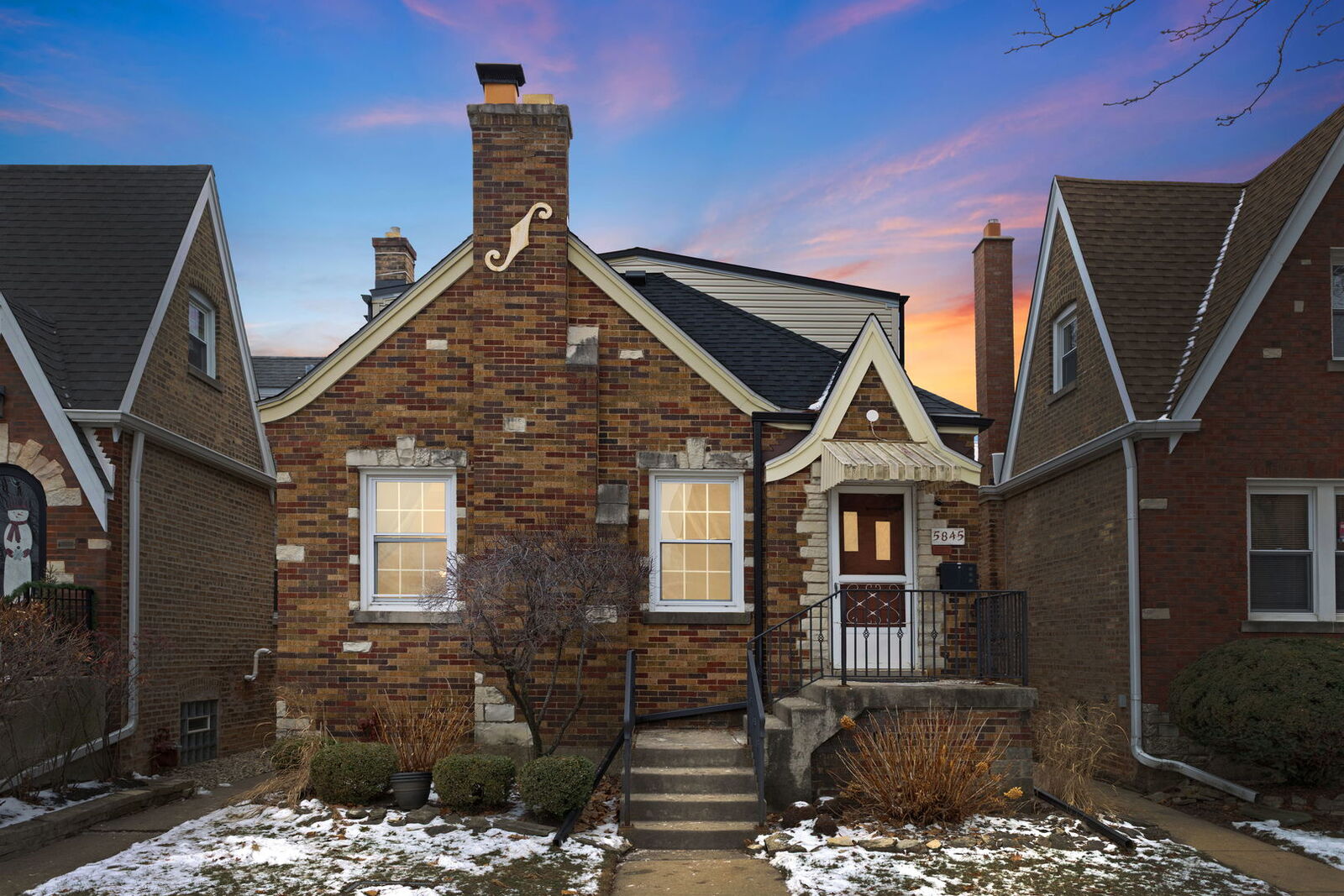 Property Photo: 5845 W Ainslie Street IL 60630