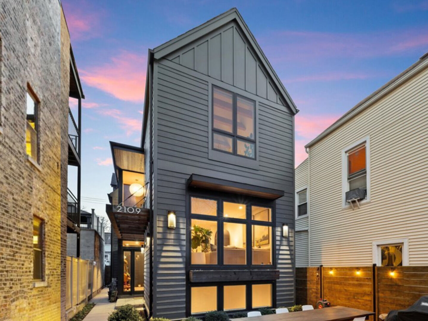 Property Photo:  2109 W Montrose Avenue  IL 60618 