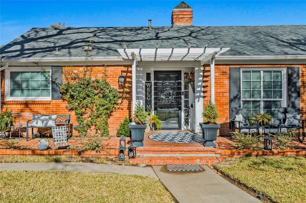 Property Photo:  1415 Bluebonnet Drive  TX 76111 