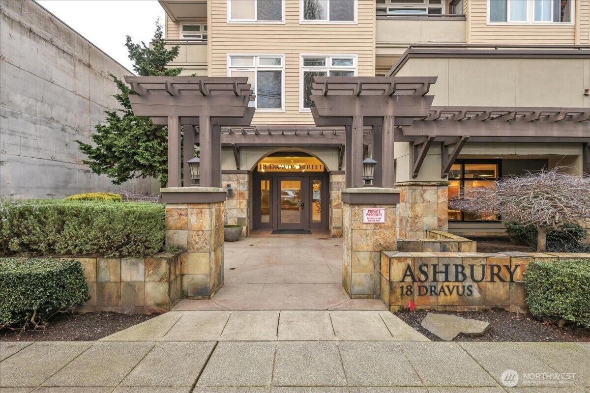 Property Photo:  18  Dravus Street 207  WA 98109 