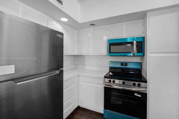 Property Photo:  3340 N Pinewalk Dr N 1527  FL 33063 