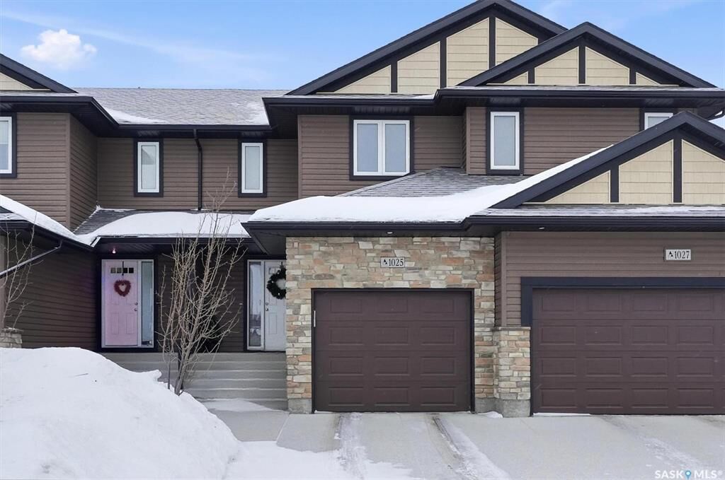 Property Photo:  1025 Kolynchuk Crescent  SK S7T 0X4 