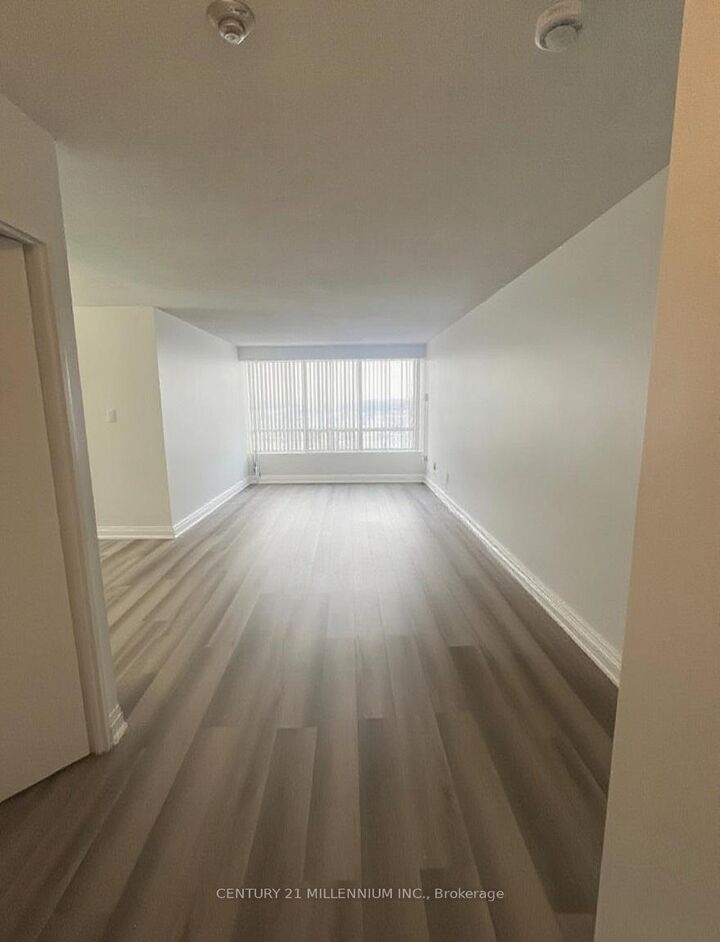 Property Photo:  26 Hanover Road 1605  ON L6S 4T2 