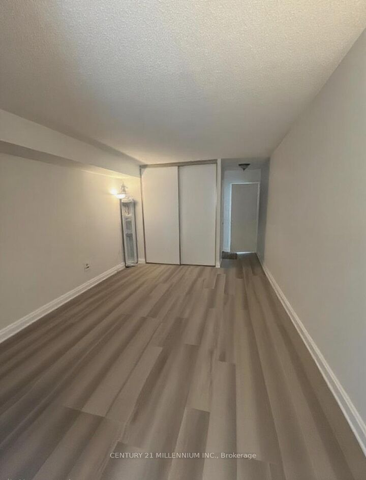 Property Photo:  26 Hanover Road 1605  ON L6S 4T2 