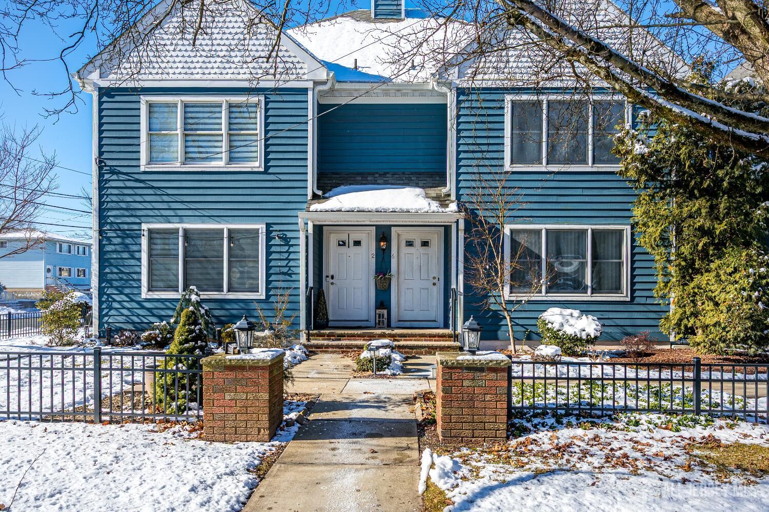 Property Photo:  6 Mulberry Lane 6  NJ 08840 