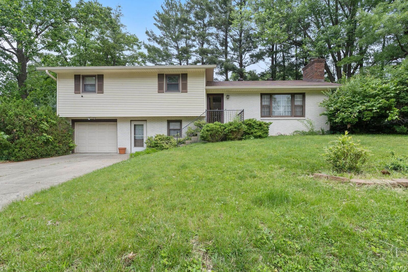 Property Photo: 4021 E Morningside Drive IN 47408-3144