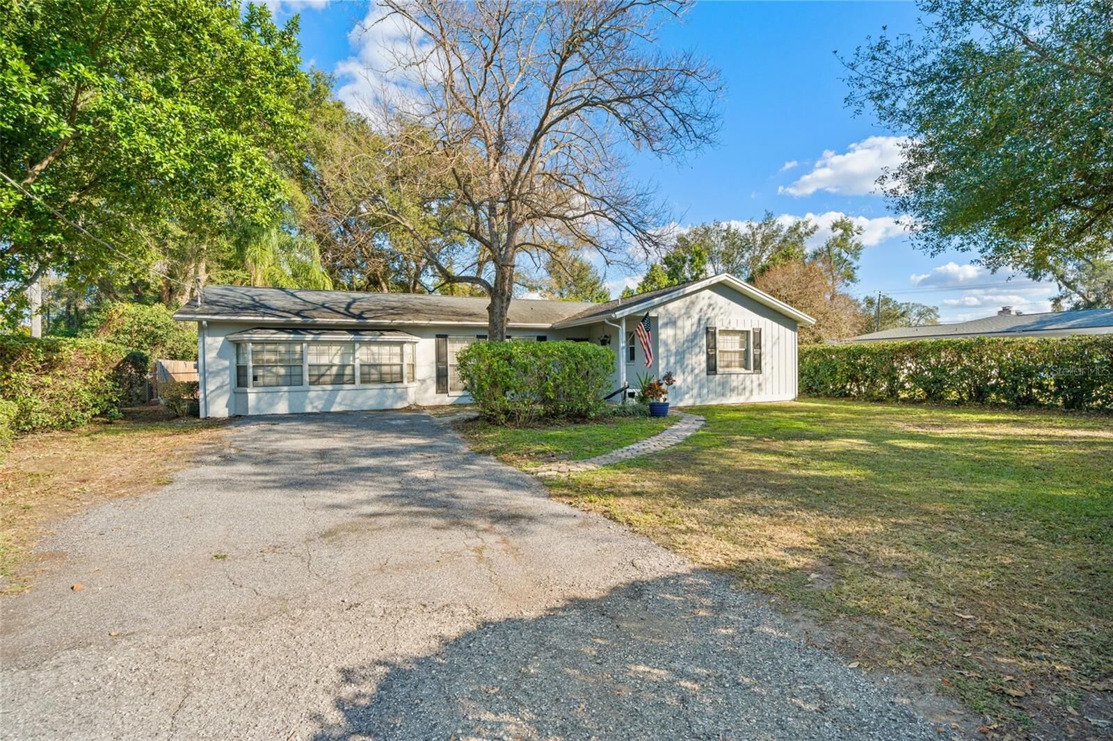 Property Photo:  509 S Oakwood Avenue  FL 33511 
