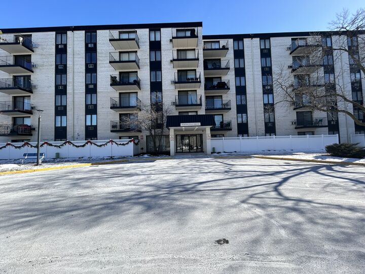 Property Photo:  9731 N Fox Glen Drive 5C  IL 60714 