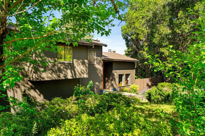 Property Photo:  956 NE Beacon Drive  OR 97526 