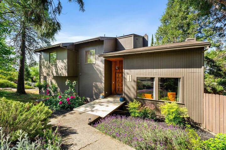 Property Photo: 956 NE Beacon Drive OR 97526