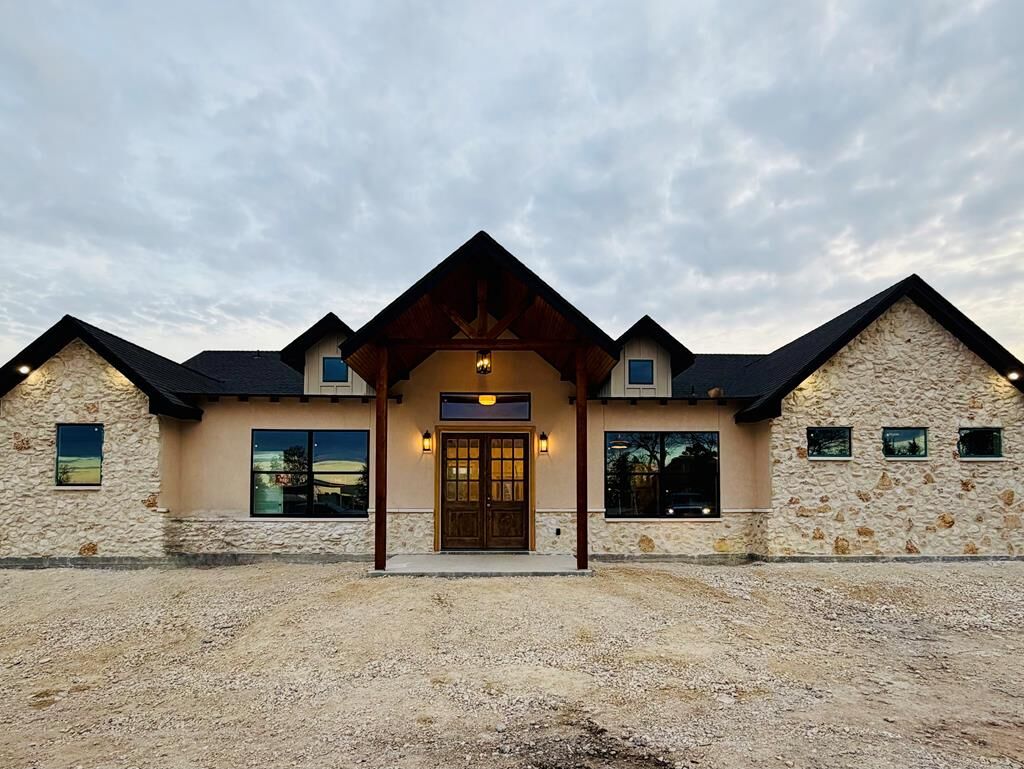 Property Photo:  305 Edinburgh Rd  TX 76901 