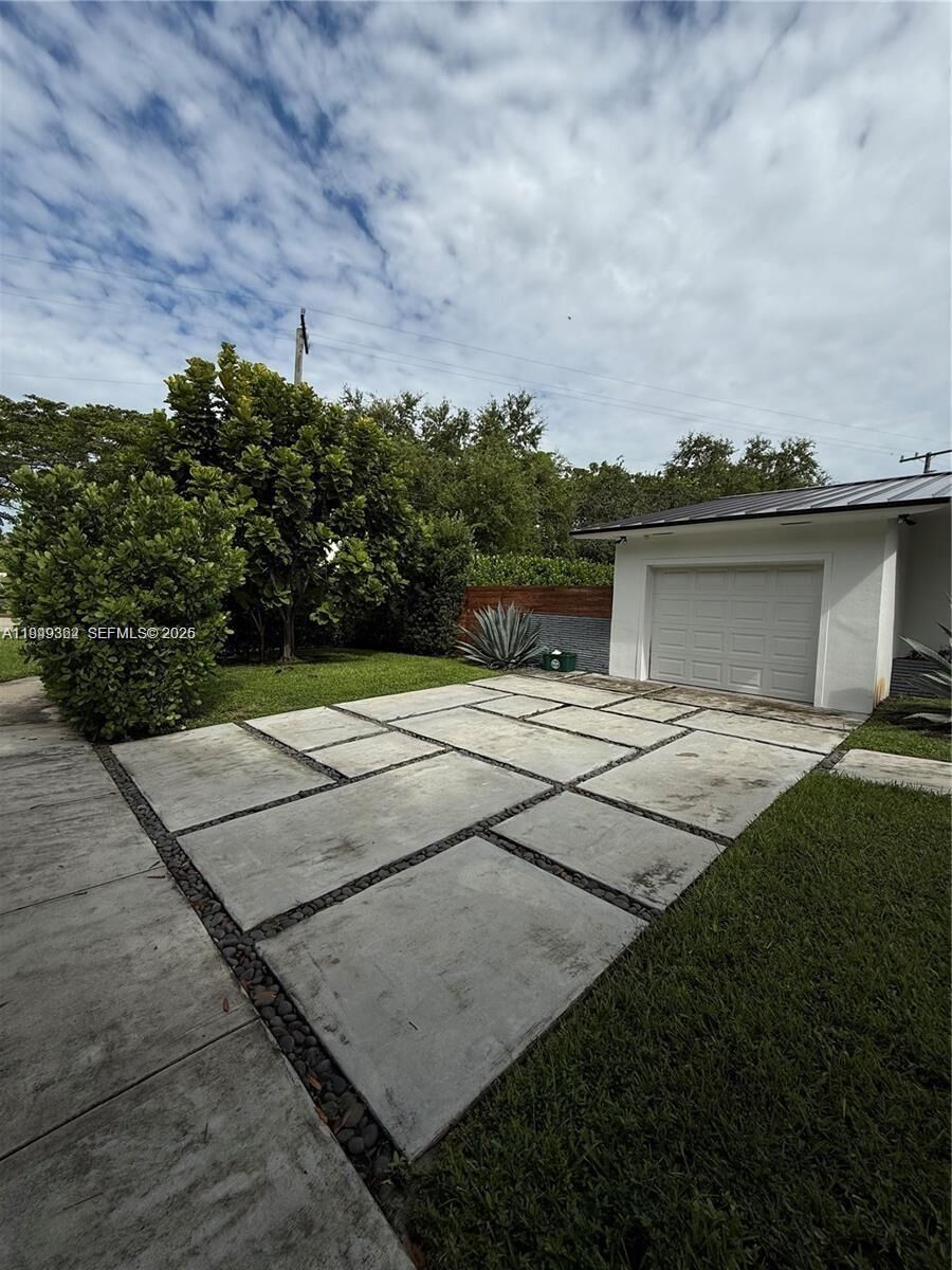 Property Photo:  