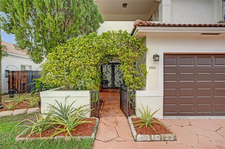 Property Photo: 5502 SW 162nd Pl FL 33185