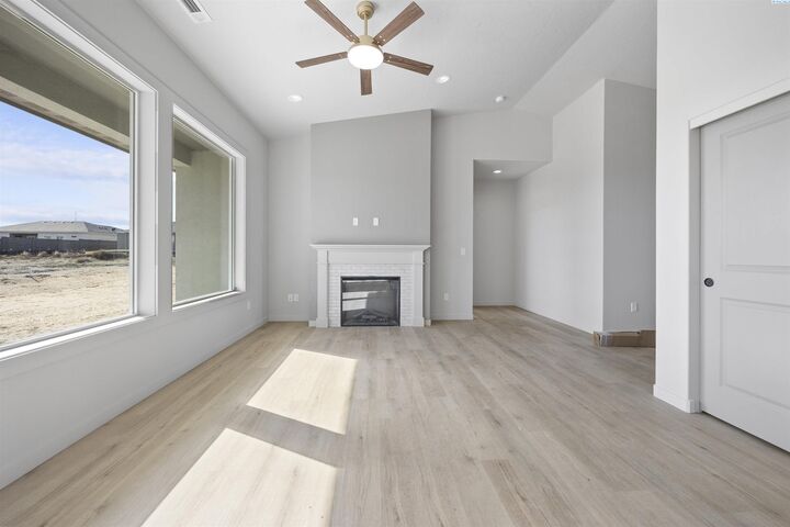 Property Photo:  2906 E Helena St  WA 99301 