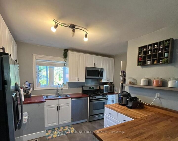 Photo de la propriété:  98 Flora Drive W  ON M1P 1A6 