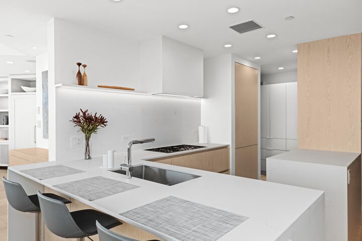 Property Photo:  628 Kinghorne Mews 701  BC V6Z 3H6 