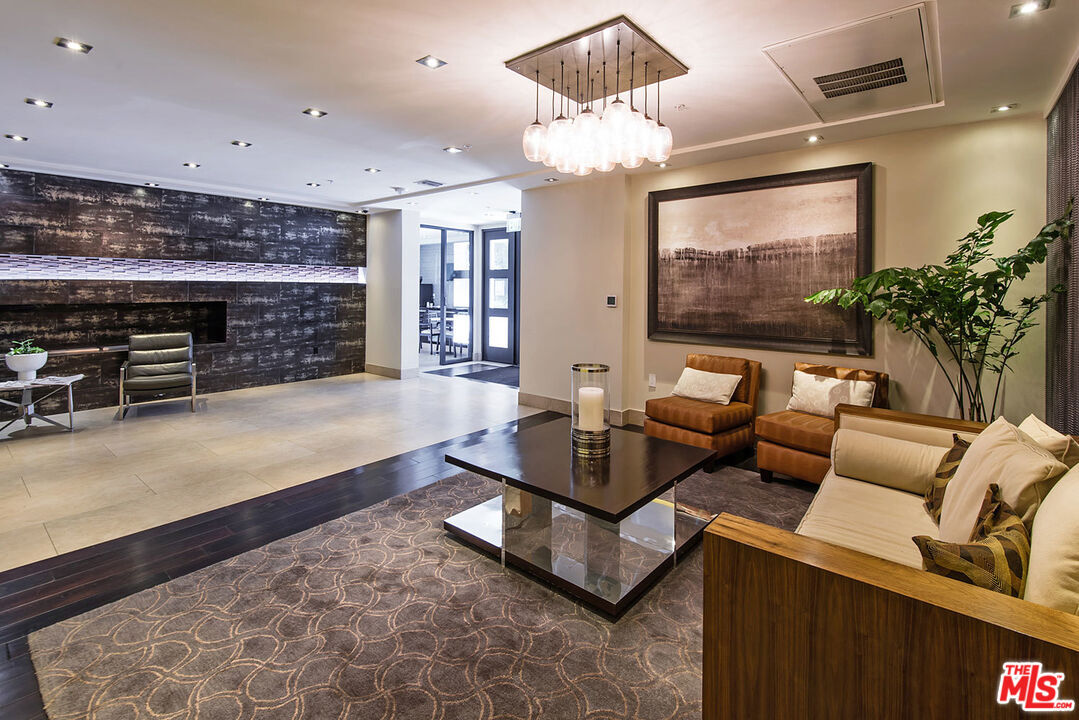 Property Photo: 432 N Oakhurst Dr CA 90210