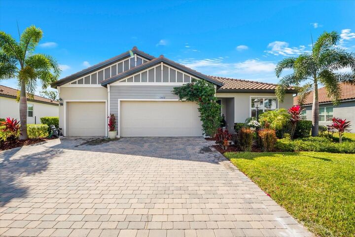 Property Photo: 13832 Green Hammock Place FL 34211