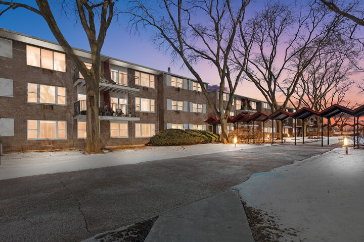 Property Photo:  8712 Skokie Boulevard 3L  IL 60076 