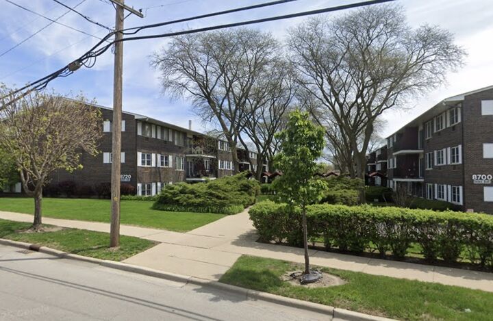 Property Photo: 8712 Skokie Boulevard 3L IL 60076